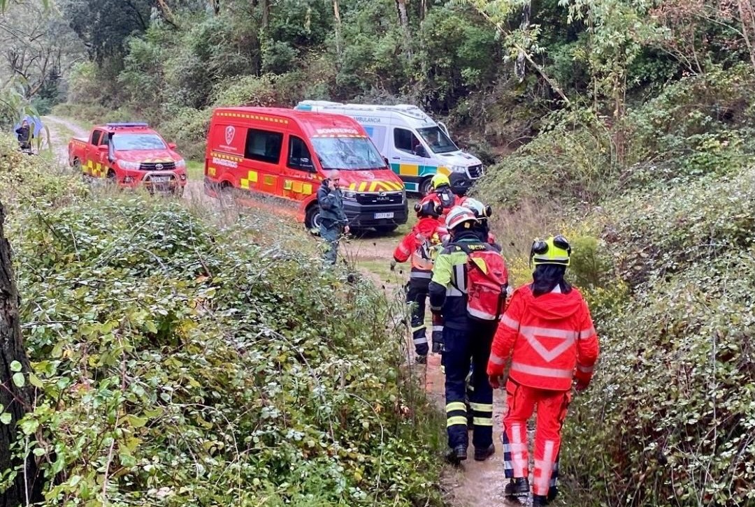 Momento en el que los bomberos trasladan a la senderista accidentada hasta la ambulancia.