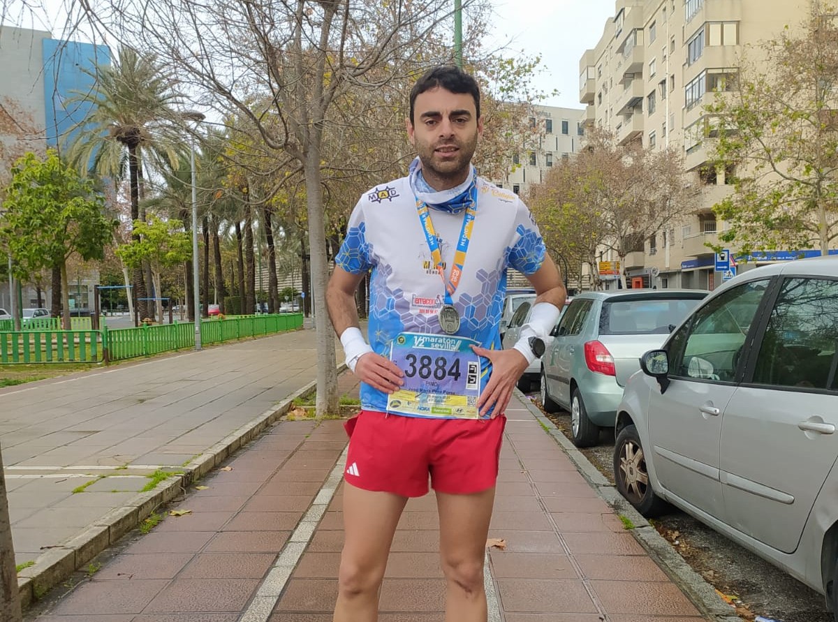 Uno de los corredores en la Media Maratón de Sevilla.