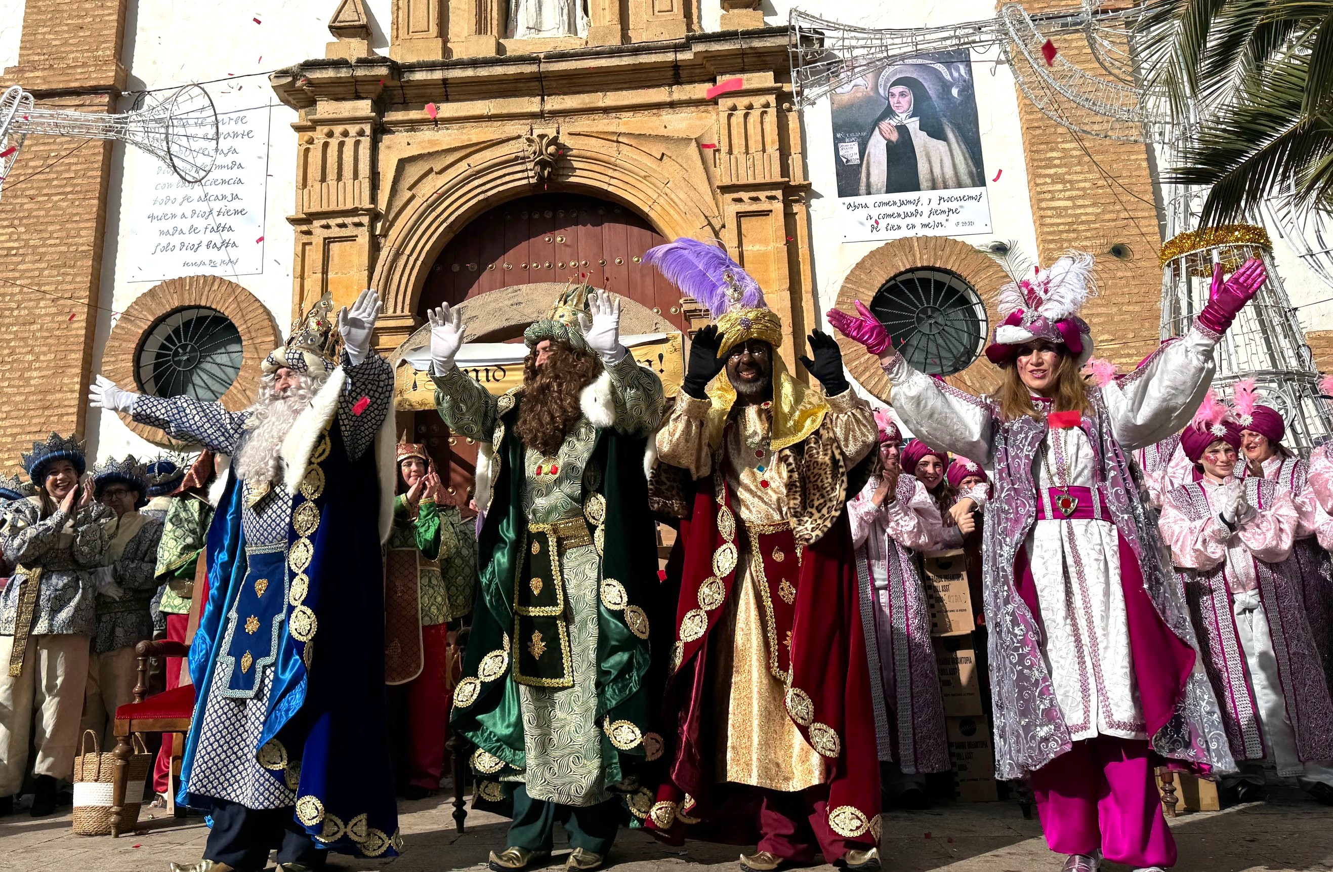 Sus Majestades han saludado a los jiños rondeños desde la escalinada de La Merced.