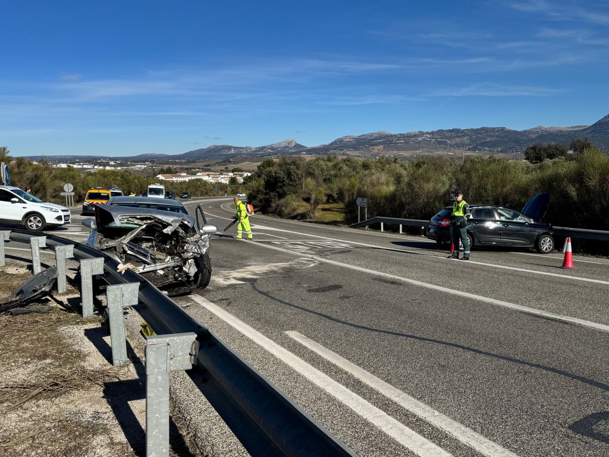Los dos turismos han colisionado a la entrada a Ronda por el barrio de San Francisco.