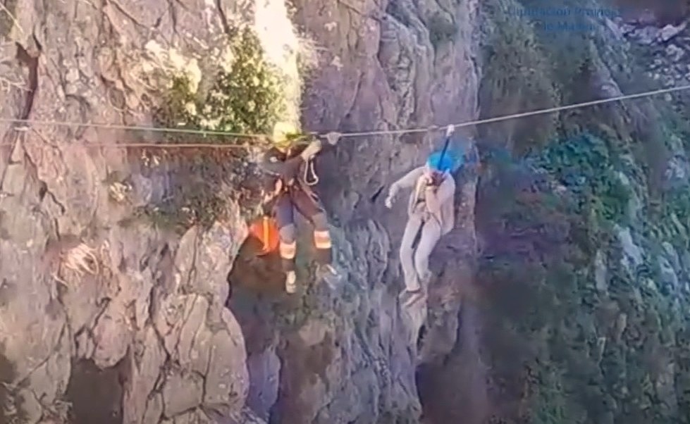 Rescatan a un joven belga que se quedó atascado a 80 metros de altura en la presa de Montejaque