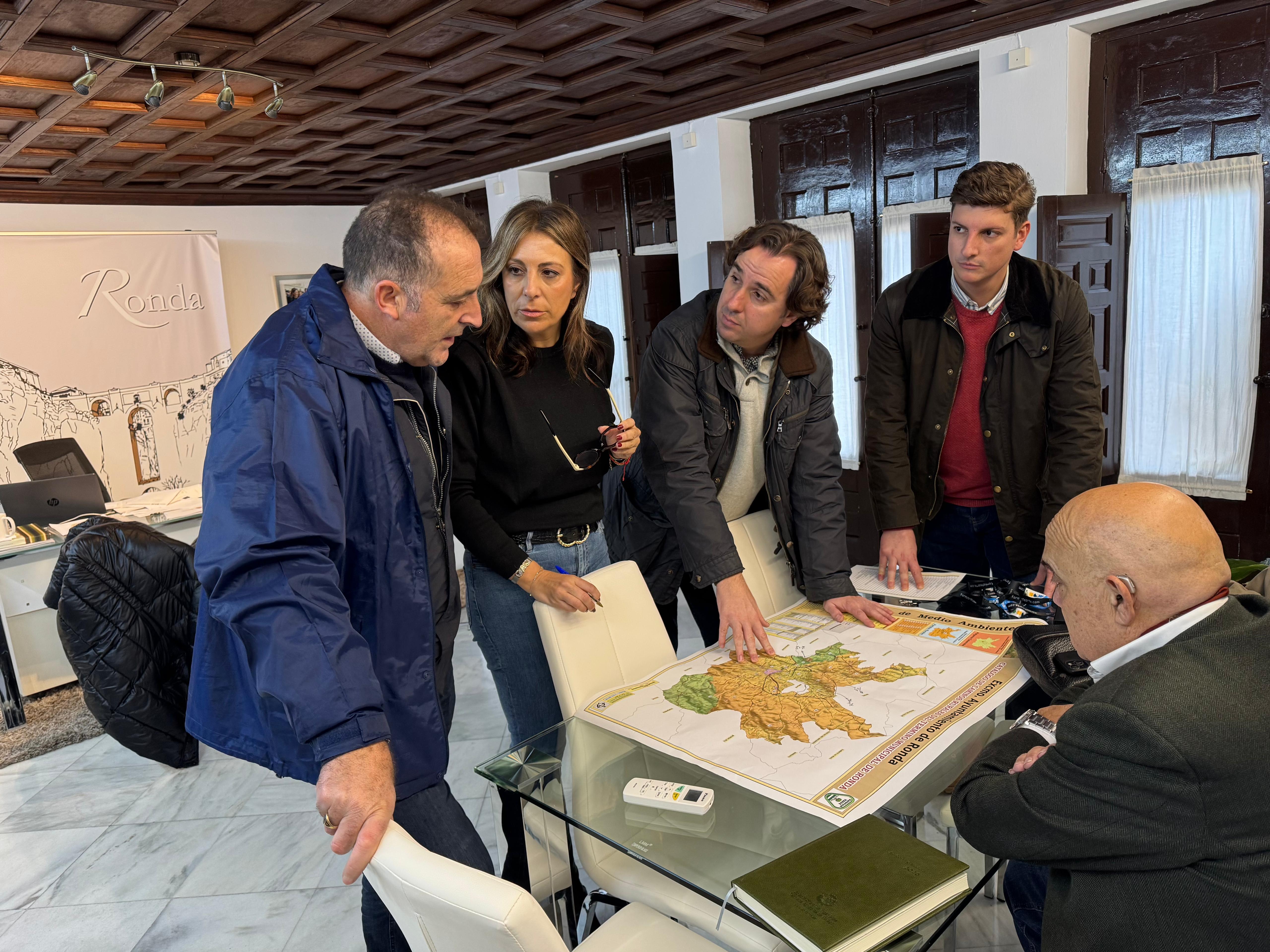 La alcaldesa, junto a concejales y técnicos municipales han evaluado la situación que presentan los caminos públicos.