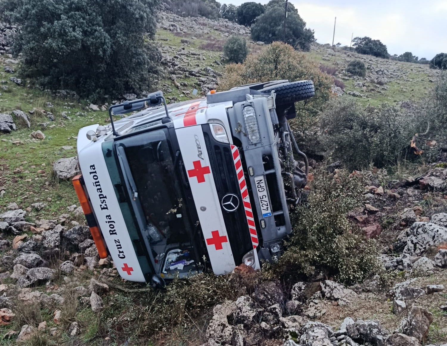 Vuelca un camión de la Cruz Roja en la carretera Ronda-El Burgo cuando transportaba agua y ropa para los afectados por el temporal