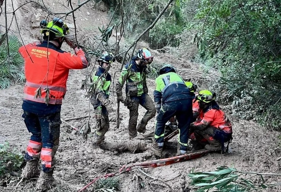 Los bomberos se tuvieron que emplear a fondo para poder sacar del barro a la víctima.