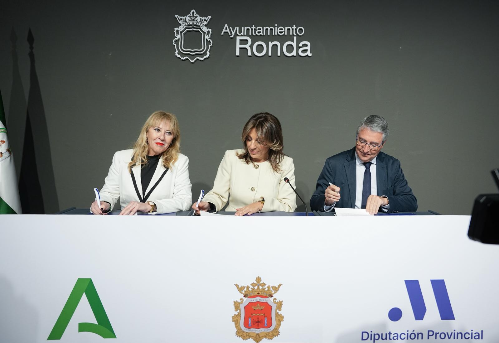 Por orden, Carolina España, Maripaz Fernández, y Francisco Salado firmando los acuerdos.