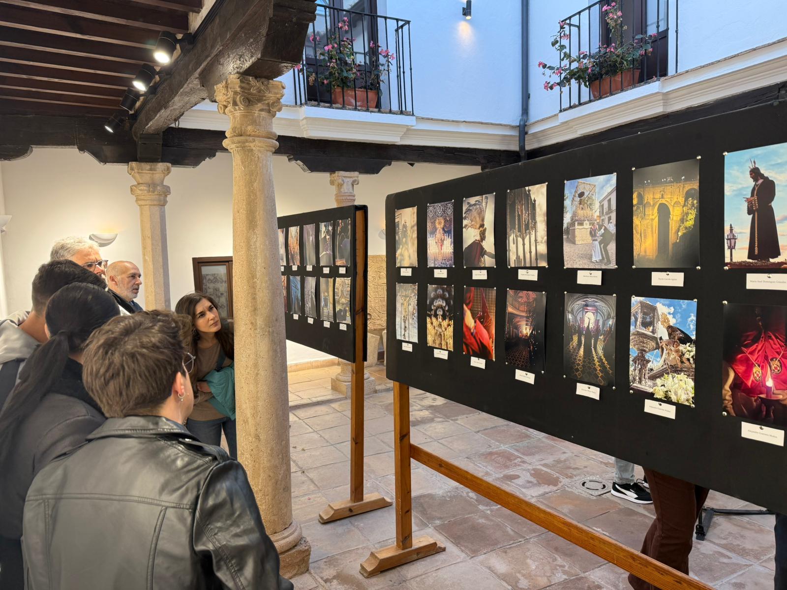 El Palacio de Mondragón acoge una exposición con más de un centenar de fotografías de la Semana Santa de Ronda
