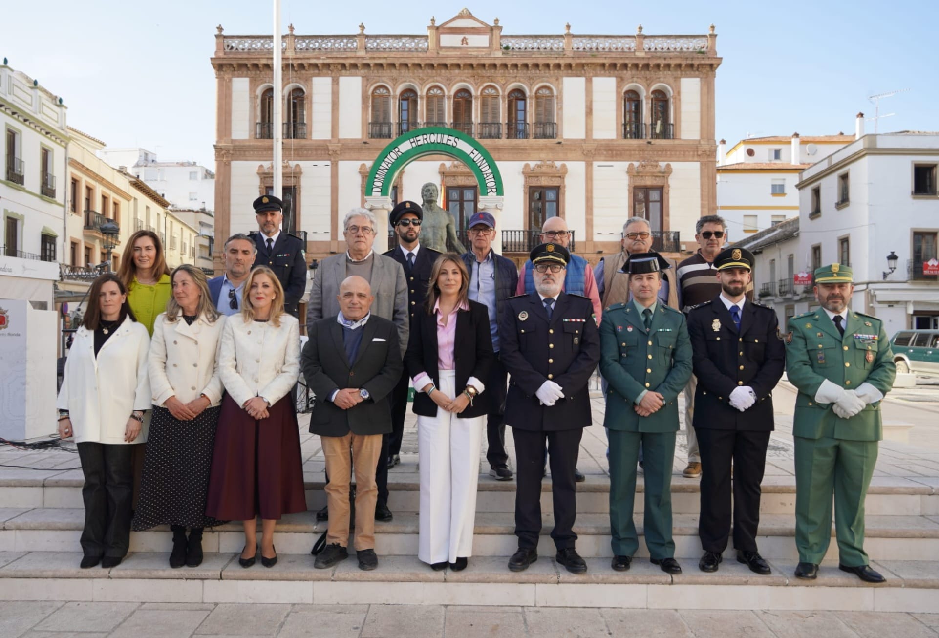 Autoridades locales e invitados en el acto instirucional del 28f.