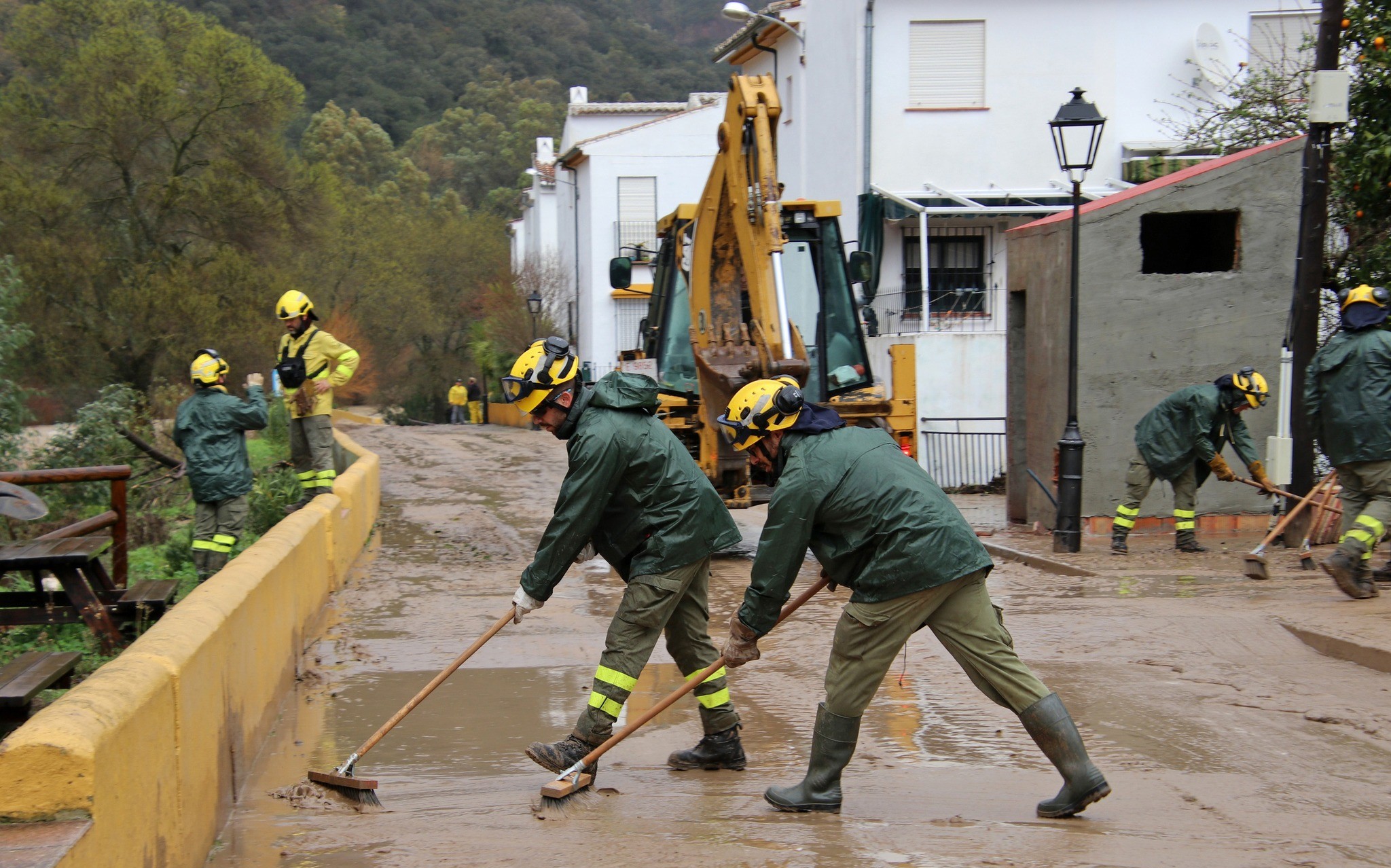 Efectivos del Plan Infoca retiran lodo de las calles de Jimera de Líbar tras las lluvias. Foto Karl Smallman.