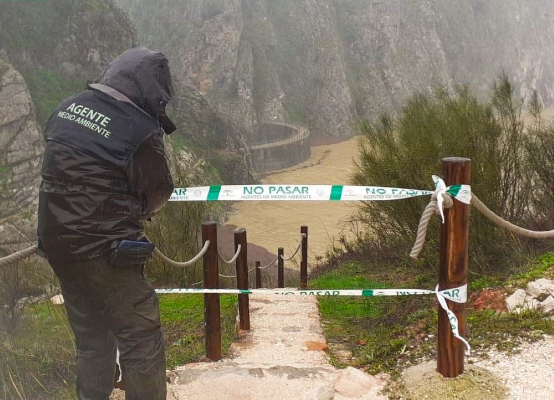 Un agente de Medio Ambiente corta el paso a la peresa de Los Caballeros de Montejaque. Foto Agentes Medio Ambiente.