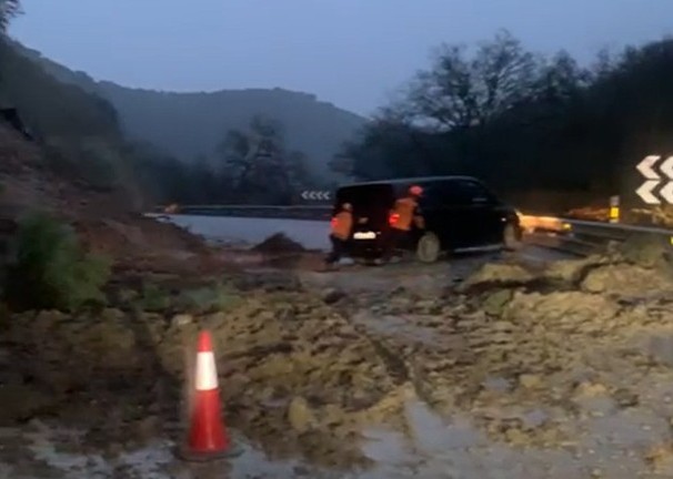 Un desprendimiento de tierra y rocas corta la carretera A-374 Ronda-Sevilla