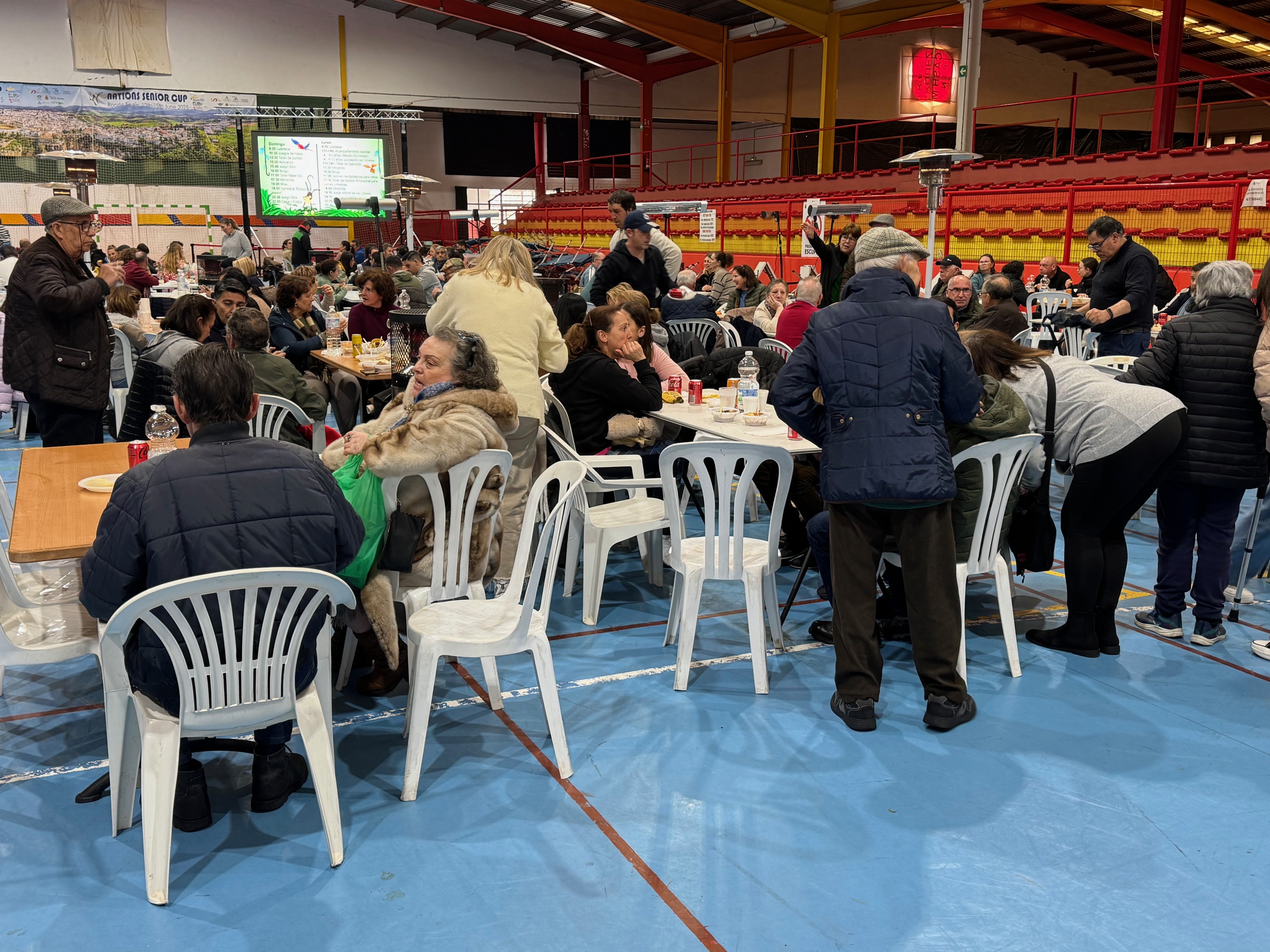 El pabellón deportivo de El Fuerte fue el centro de atención a los damnificados por la borrasca.