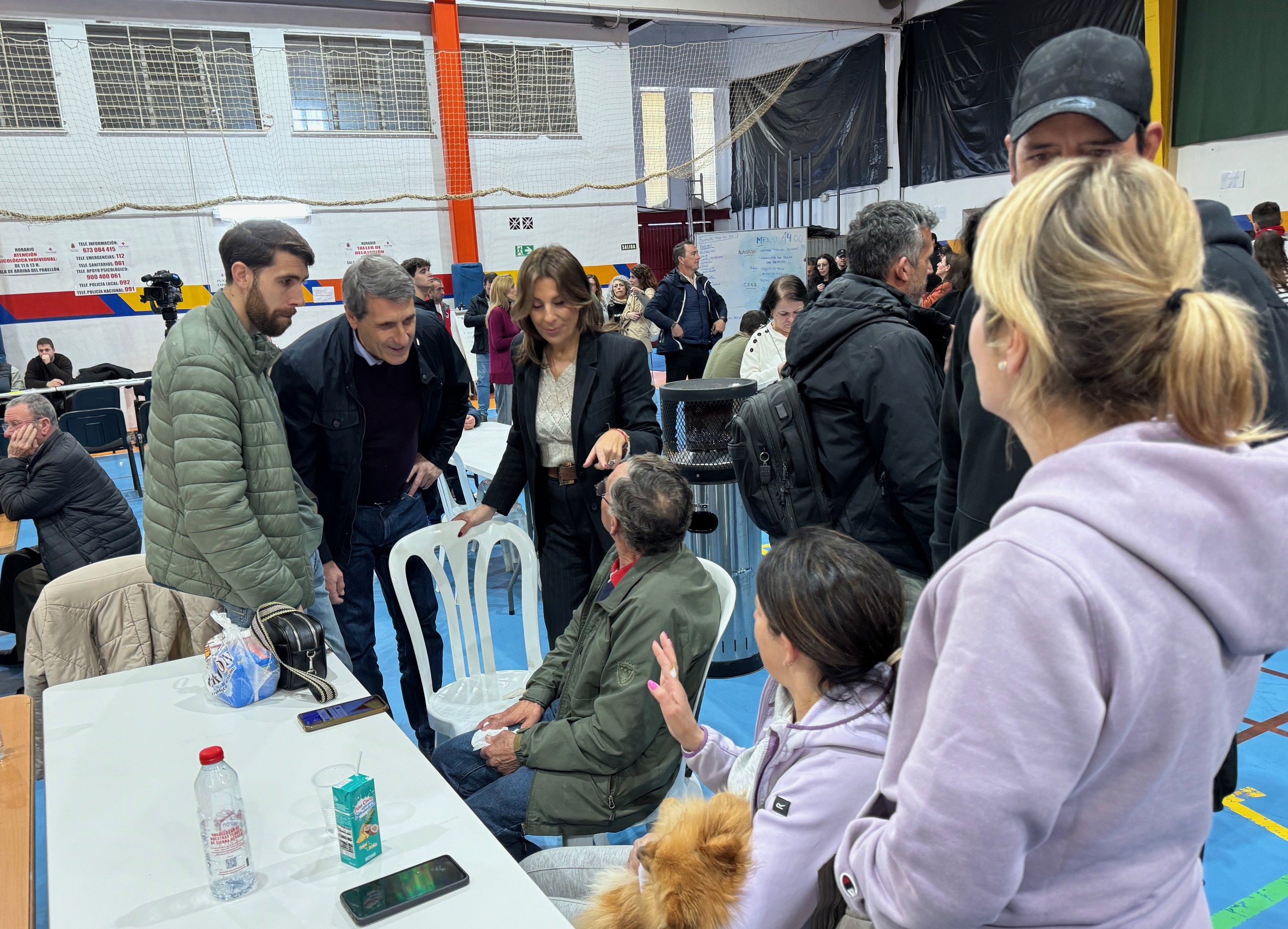 El delegado del Gobierno andaluz, junto a la alcaldesa de Ronda, conversa en el polideportivo con los afectados.