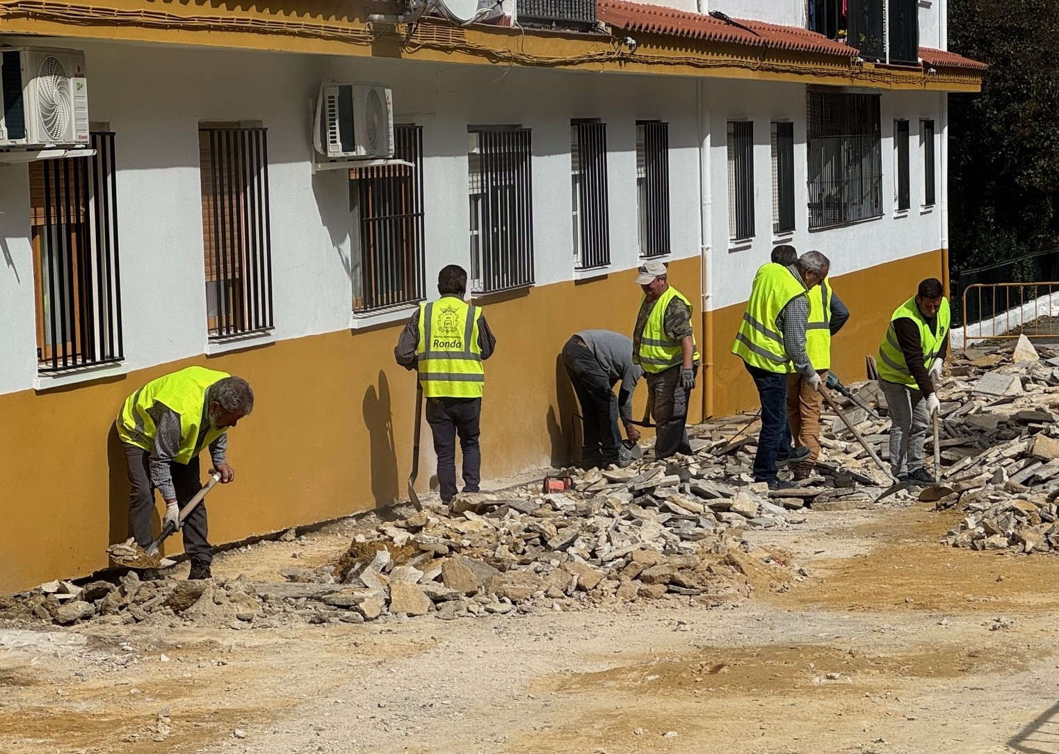 Trabajadores del plan de empleo agrario en unas obras en la barriada de La Dehesa.