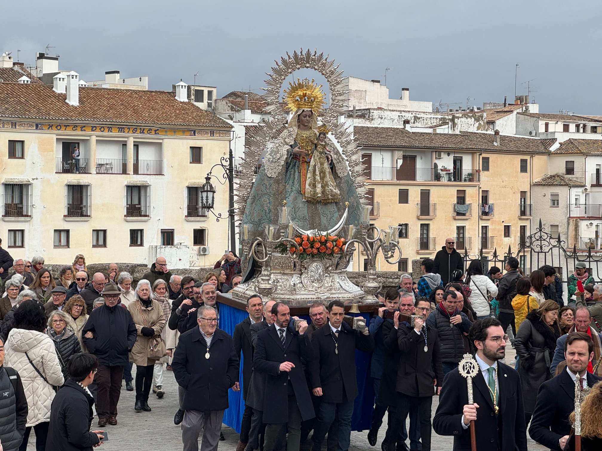 Las nubes dan una tregua para que la patrona, la Virgen de la Paz, regrese a su santuario