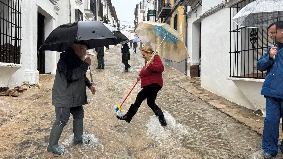 Prácticamente la totalidad del pueblo se encuentra kinundado. Foto Jon Nazca (REUTERS).