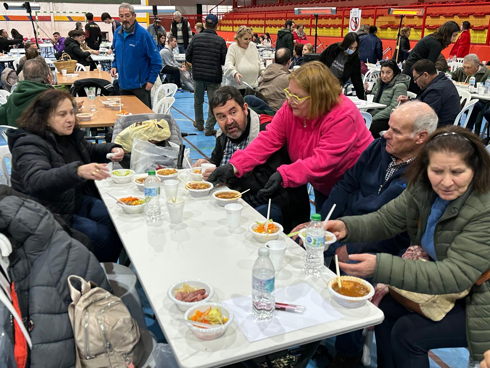 Voluntarios de Cruz Roja y otras asociaciones están ofreciendo comida caliente a los evacuados.