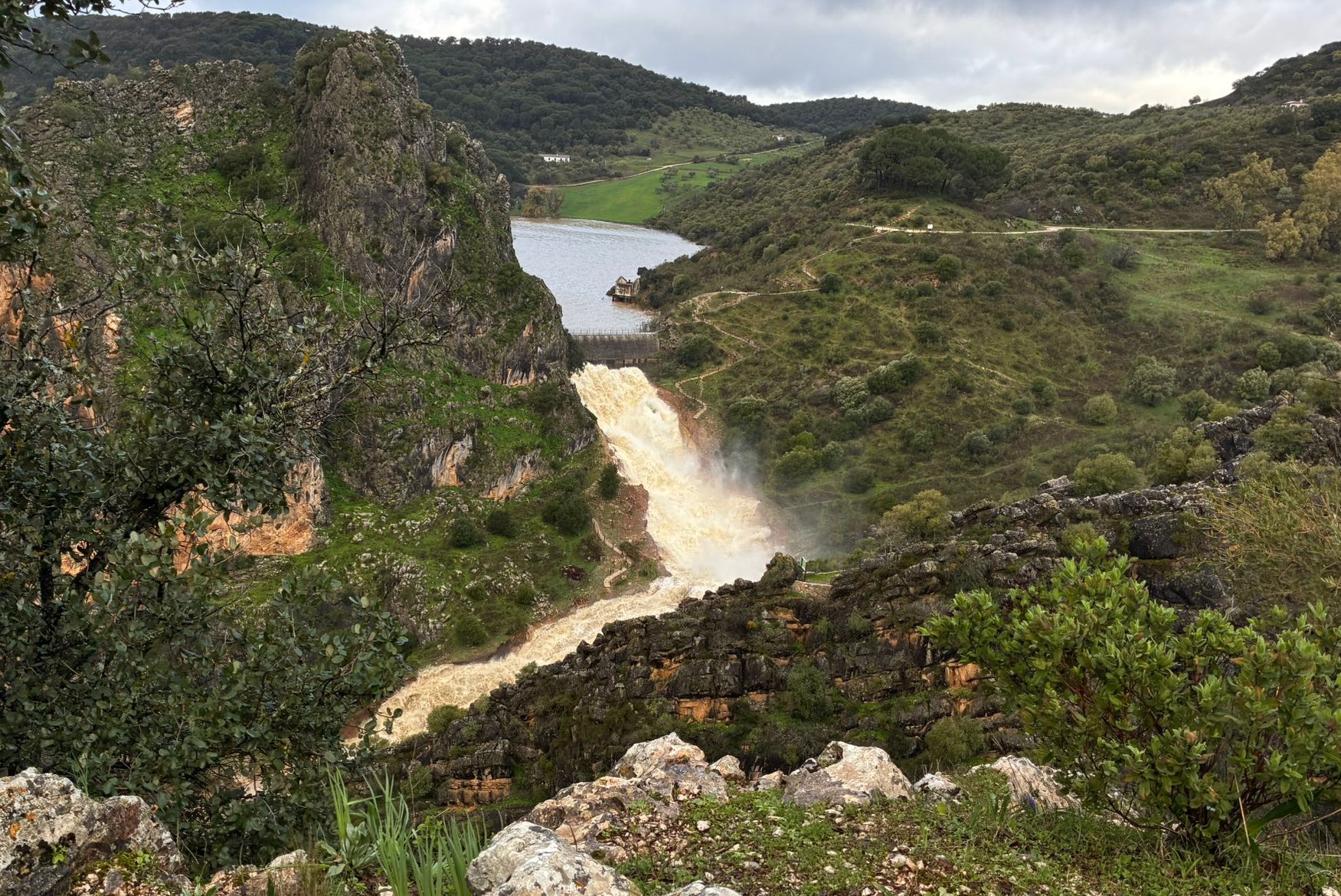 La presa de Montejaque activa sus aliviaderos y da “un respiro” a los vecinos del cauce del Guadiaro