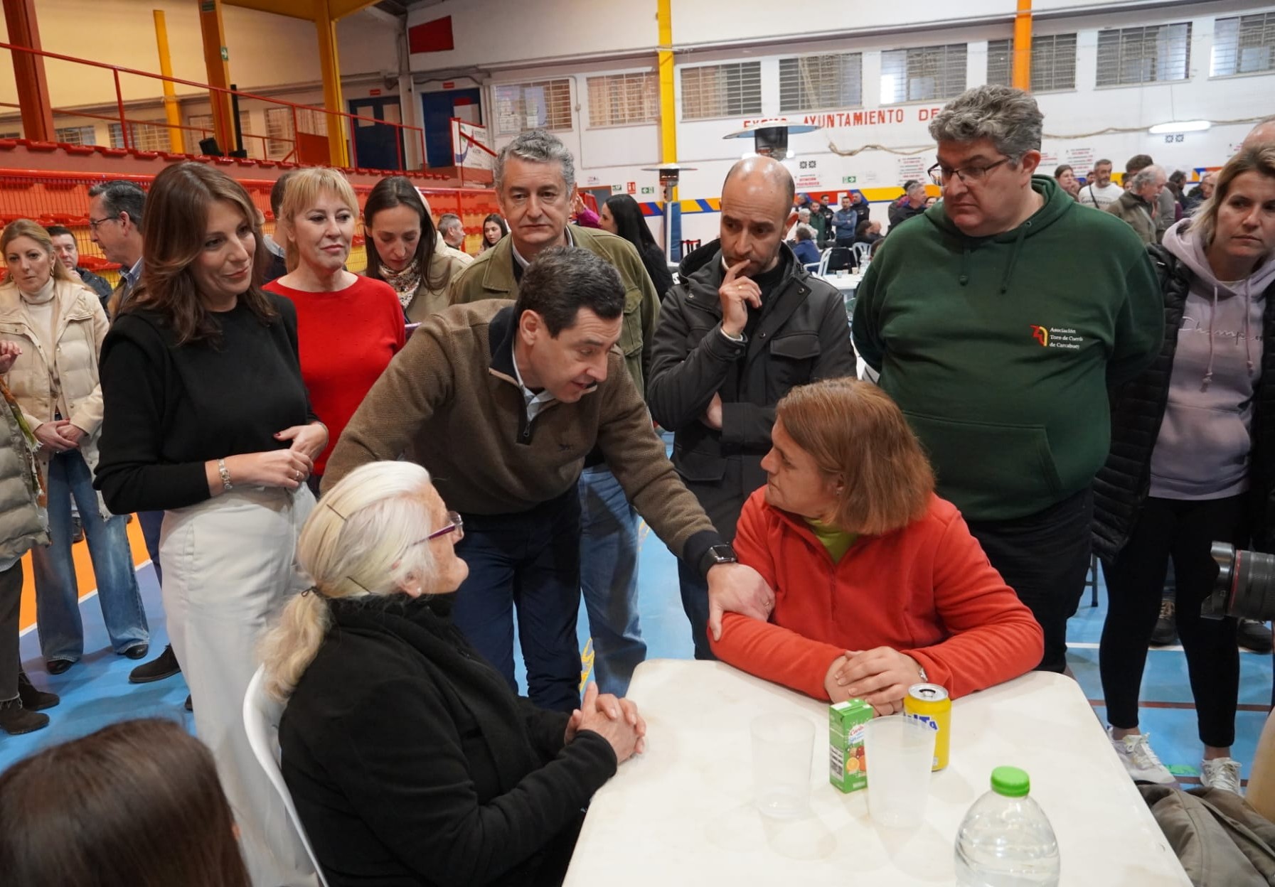 El presidenge, acompañado por consejeros y los alcaldes de Ronda y de Grazalema ha visitado hoy a los vecinos evacuados en Ronda.