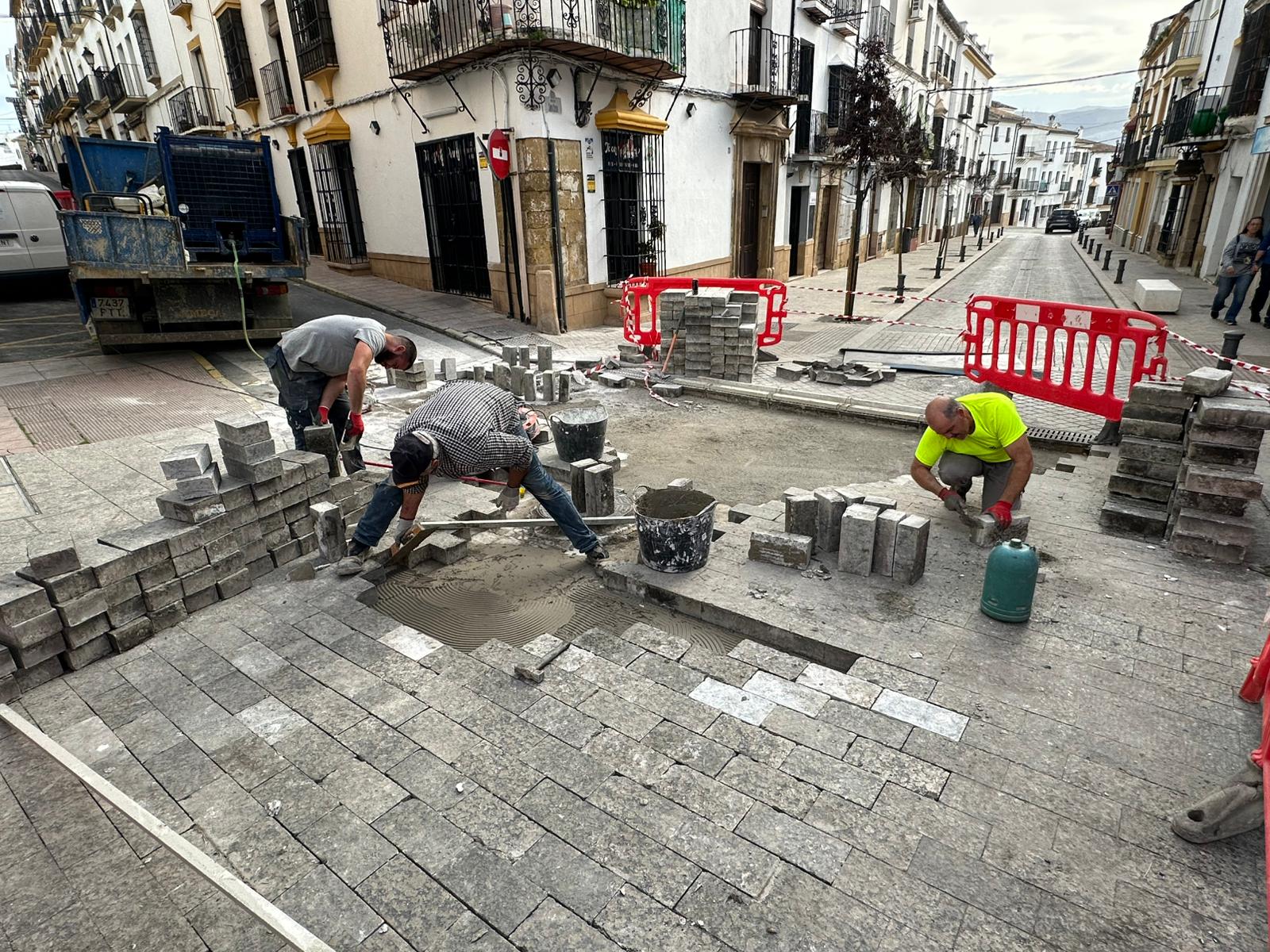 Ya se están realizando las reparaciones en la plaza Carmen de Abela.
