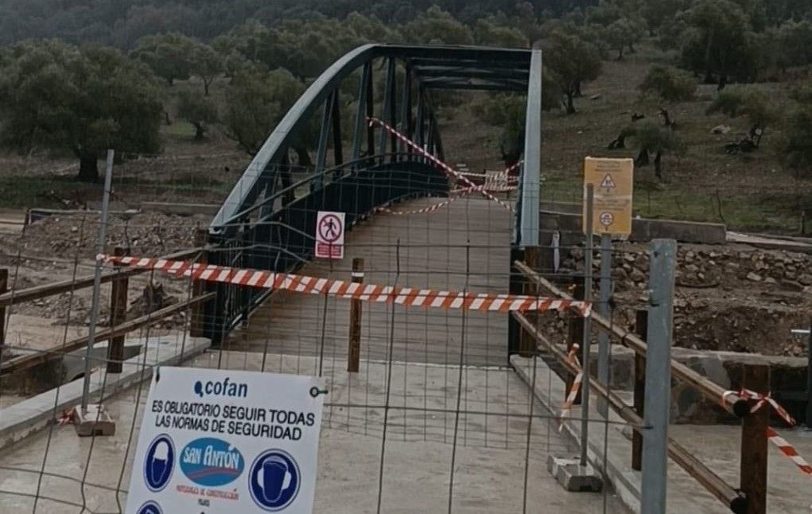 El puente de la estación del tren de Benaoján se ha cerrado por seguridad.
