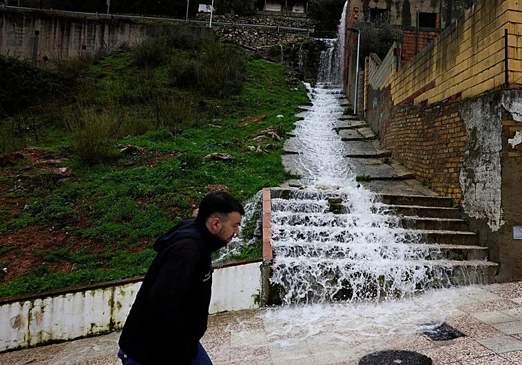 Imagen de una correntía de agua en la estación de Benaoján. Foto Jon Nazca.-Reuters.