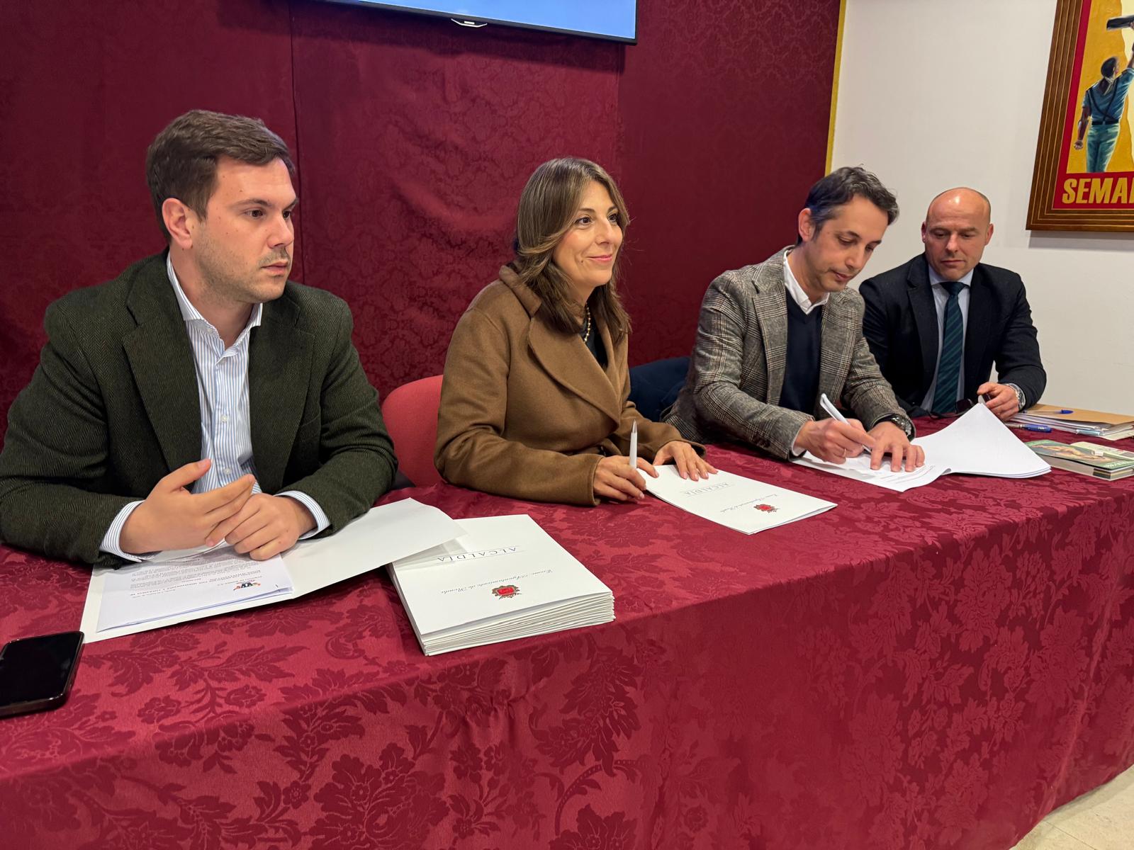 La alcaldesa fue la encargada de firmar los acuerdos de colaboración con las hermandades rondeñas.