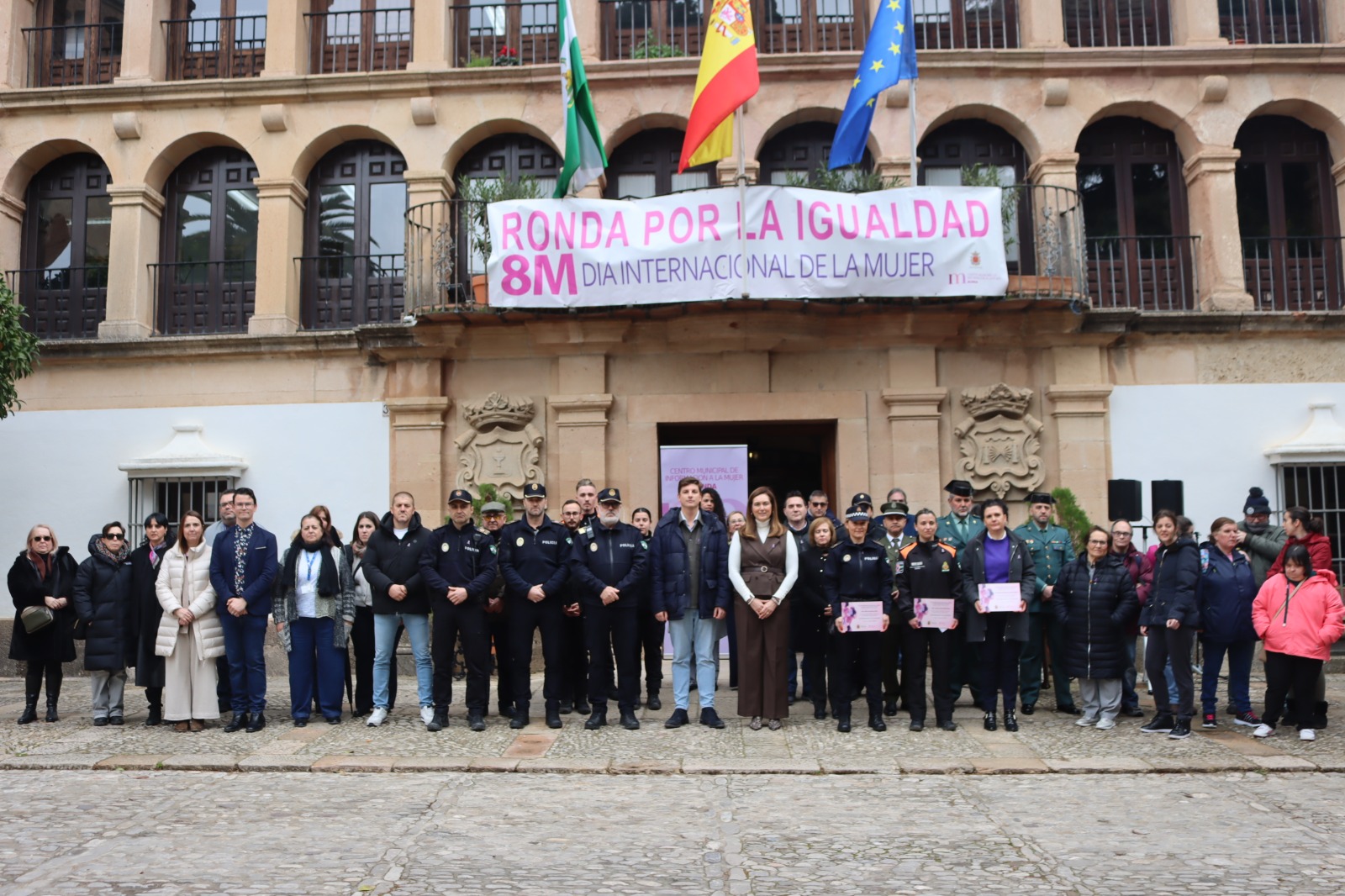 Numerosas personas han participado esta mañana en el acto institucional.