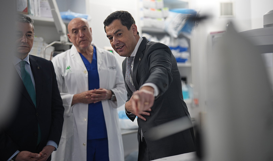AAumentar fuenteAFuente normalADisminuir fuente Juanma Moreno, presidente de la Junta, con una paciente ingresada en el Virgen del Rocío, donde se ha estrenado oficialmente la iRed Wifi Andalucía Vuela.ampliar imagen Juanma Moreno, presidente de la Junta, con una paciente ingresada en el Virgen del Rocío, donde se ha estrenado oficialmente la iRed Wifi Andalucía Vuela. Andalucía ha estrenado su Red Wifi Andalucía Vuela en todos los hospitales públicos, 58 en total (51 centros sanitarios y siete infraestructuras anexas), gracias a la instalación de 18.000 puntos de acceso que ofrecerán en adelante a los miles de pacientes, familias y demás usuarios de la sanidad andaluza la posibilidad de acceder a internet de manera gratuita, segura y sin límites de tiempo ni datos. El presidente de la Junta de Andalucía, Juanma Moreno, ha inaugurado oficialmente la nueva conectividad inalámbrica de última generación con un encendido simbólico de la red en el Hospital Virgen del Rocío de Sevilla, en la que se han invertido 18,5 millones para instalar routers con tecnología WIFI6, la más avanzada del mercado. "Con esta medida se garantiza la conectividad en el entorno donde más se necesita: los centros sanitarios. Hoy todo el que puede se lleva su móvil, su portátil o su tablet al hospital, así que esta Red Wifi Andalucía Vuela les va a facilitar una conexión gratuita y de calidad. Está comprobado que estar conectados ayuda a pasar mejor los días y horas en los hospitales, a reducir el aislamiento al compartir tus preocupaciones con los que sientes más cerca. Porque la compañía, el ocio y la conexión con los seres queridos mejoran el ánimo y son factores positivos en la recuperación de los pacientes", ha explicado el presidente. Moreno comprueba con una tablet la nueva conectividad inalámbrica implatantada por la Junta de Andalucía en los hospitales públicos andaluces. Moreno comprueba con una tablet la nueva conectividad inalámbrica implatantada por la Junta de Andalucía en los hospitales públicos andaluces. En cuanto a las características técnicas de la nueva red, cabe destacar que ésta permite acceder a plataformas de 'streaming', redes sociales, mensajería instantánea y la posibilidad de hacer videollamadas en alta calidad, incluso cuando haya miles usuarios conectados de forma simultánea a dicha red. Además, la nueva cobertura wifi está dotada de un amplio escudo de seguridad y de un sistema avanzado de filtrado de contenidos que permitirá el bloqueo de páginas peligrosas o inapropiadas, cifrado de todas las conexiones, así como un análisis antivirus continuo con controles periódicos para evitar brechas de seguridad. En todo caso, según ha destacado Moreno, la utilidad de esta nueva tecnología va más allá del uso por parte de pacientes y familiares, ya que pretende dar soporte a los equipos técnicos de los centros sanitarios, cada vez más modernos y avanzados, para conectarlos entre sí y sincronizarlos con sensores y sistemas inteligentes, pantallas informativas, equipos de electromedicina o ecógrafos, entre otros muchos dispositivos de uso médico. "Esto significa avanzar en una sanidad más digital que revierte en un servicio más eficaz e innovador, lo que a la postre se traduce en más agilidad, fiabilidad y rapidez en los procesos", ha afirmado. El presidente de la Junta, Juanma Moreno, durante su recorrido por las instalaciones del Hospital Virgen del Rocío de Sevilla. El presidente de la Junta, Juanma Moreno, durante su recorrido por las instalaciones del Hospital Virgen del Rocío de Sevilla.