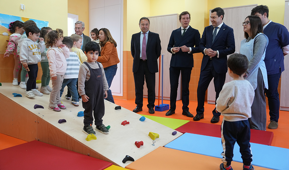 Juanma Moreno ha hecho este anuncio hoy durante una visita a un colegio sevillano.