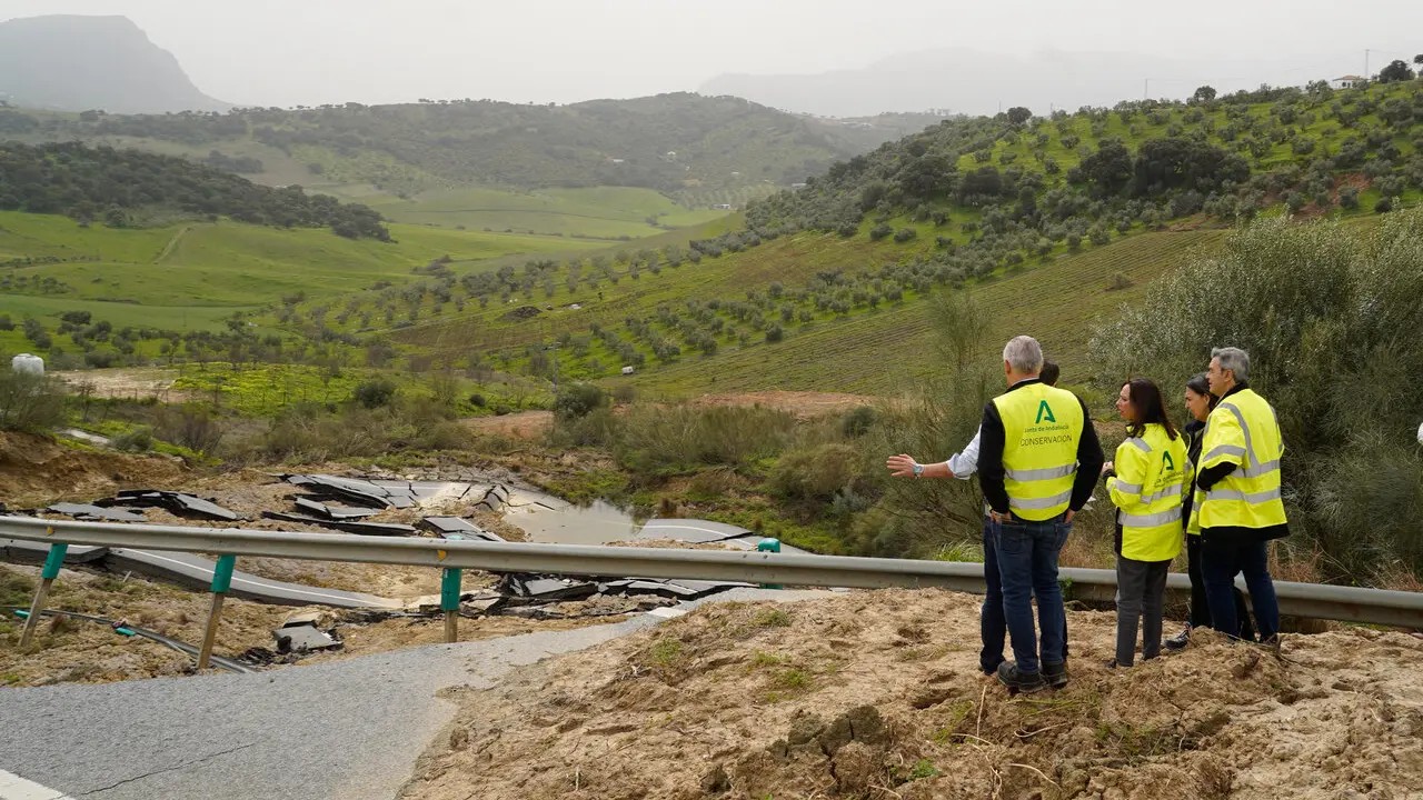 La consejera de Fomento, Rocío Días, ha visigtado esta mañana las obras en la carretera.