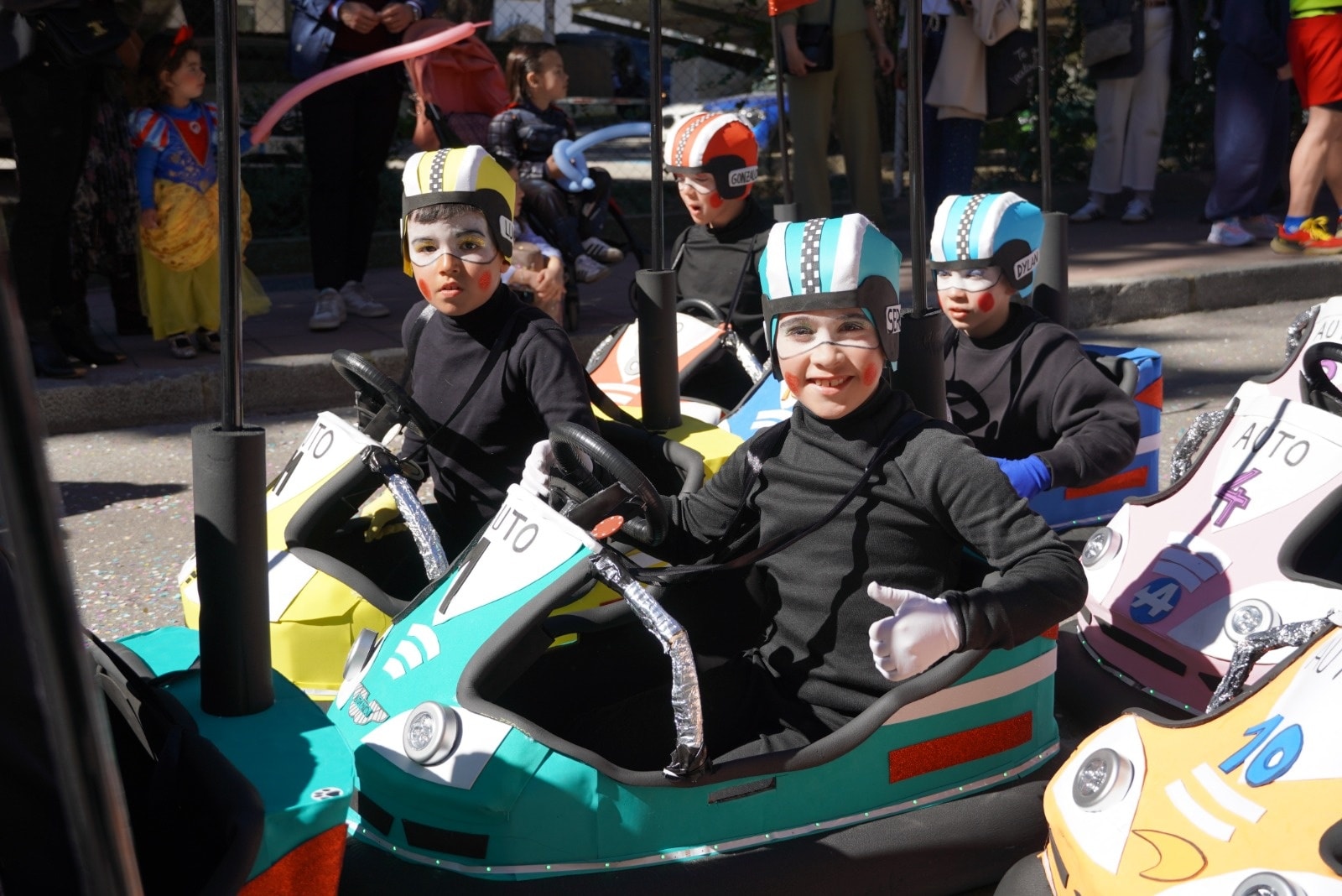 El grupo de pequeños ‘Coches choque’ gana el primer premio de disfraces de Carnaval