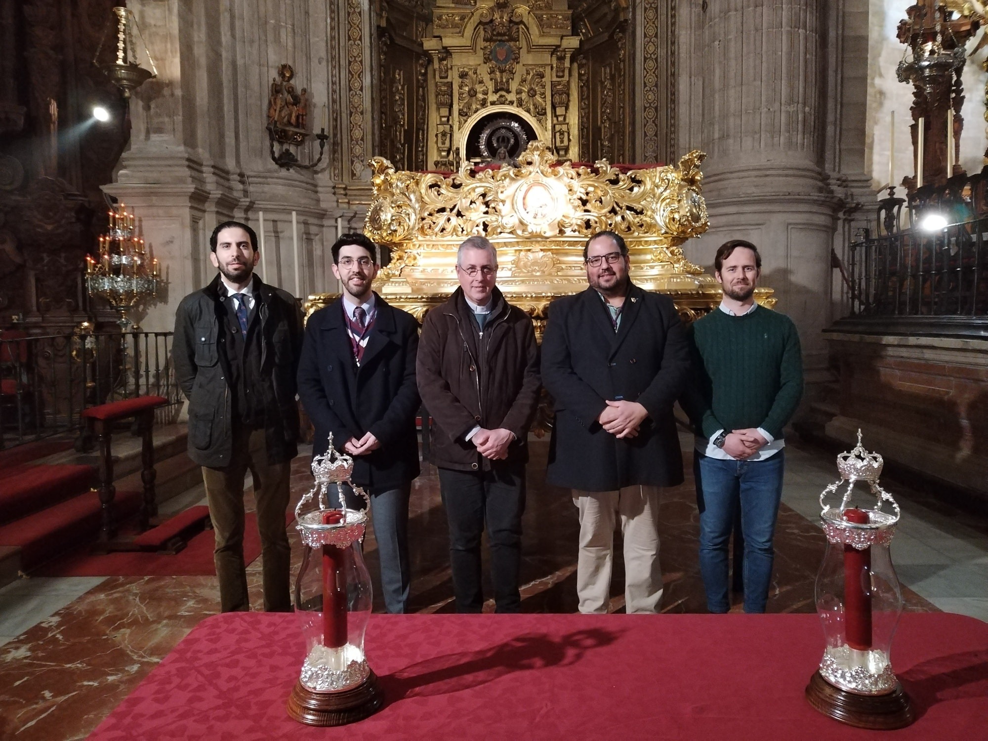 La Hermandad de Los Gitanos presenta las nuevas cartelas del paso de costaleros de Nuestro Señor Padre Jesús de la Salud