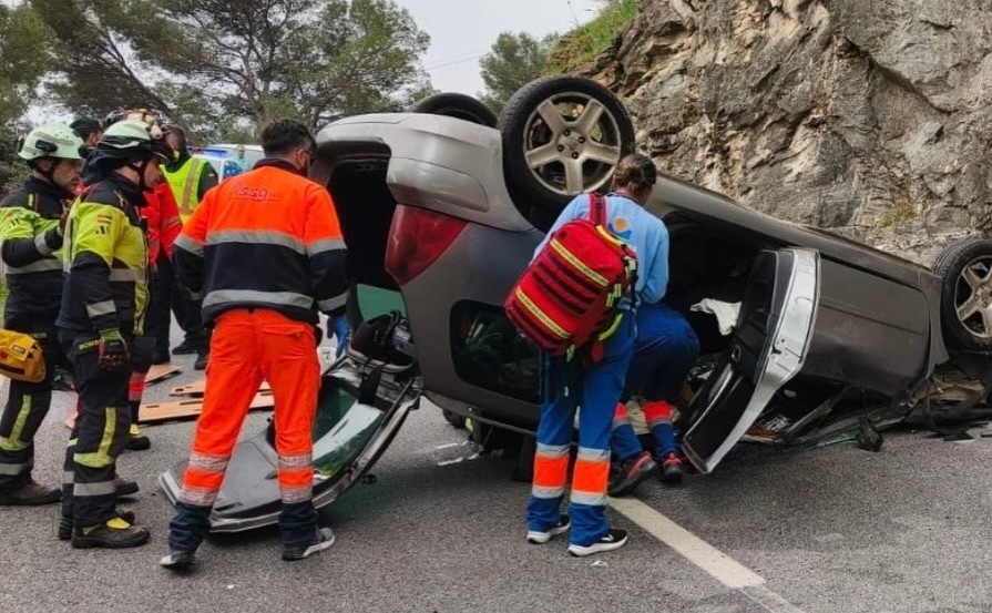 Momento en el que los equipos de rescate atienden al hombre herido. Foto CPB.