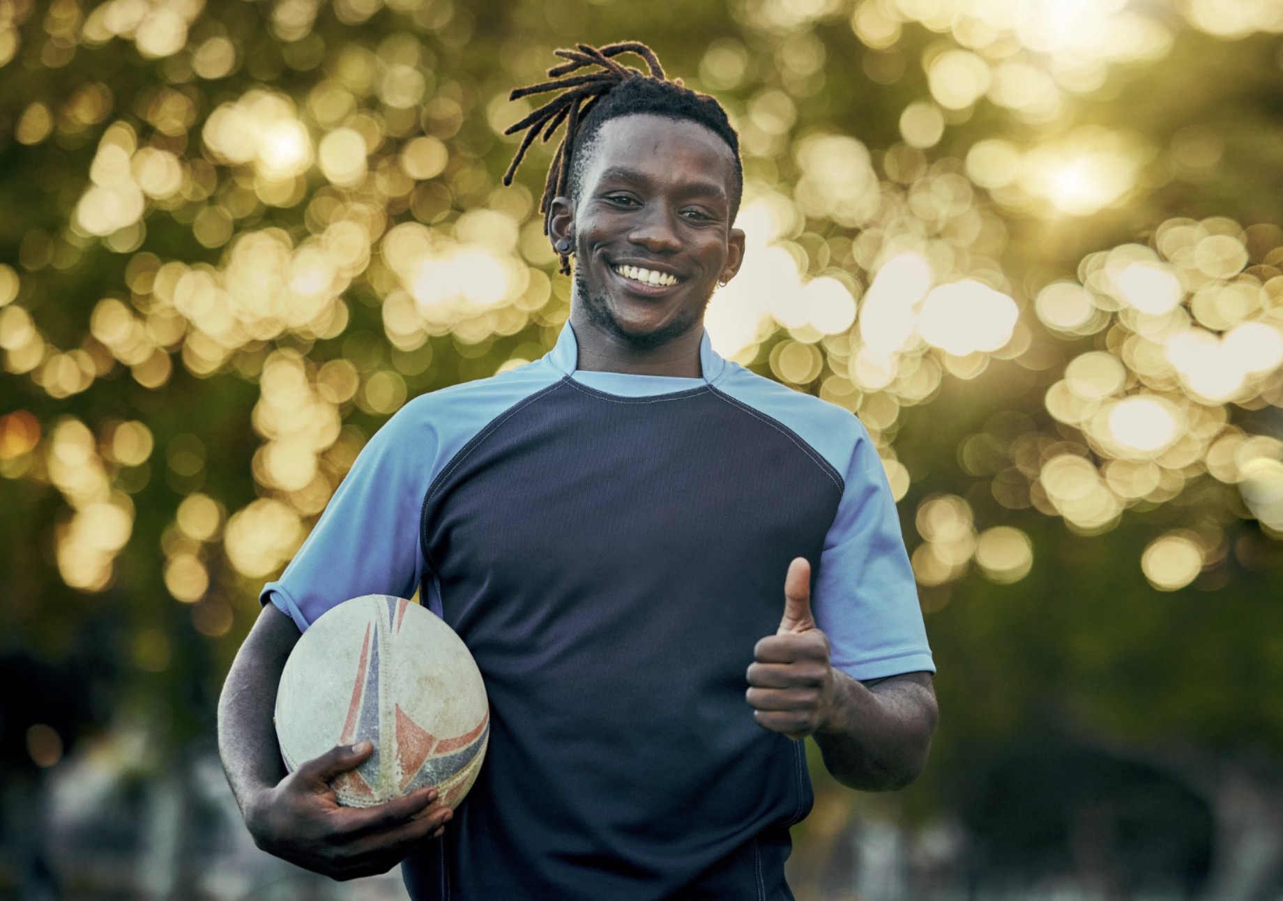 Jugador de rugby sonriente afuera