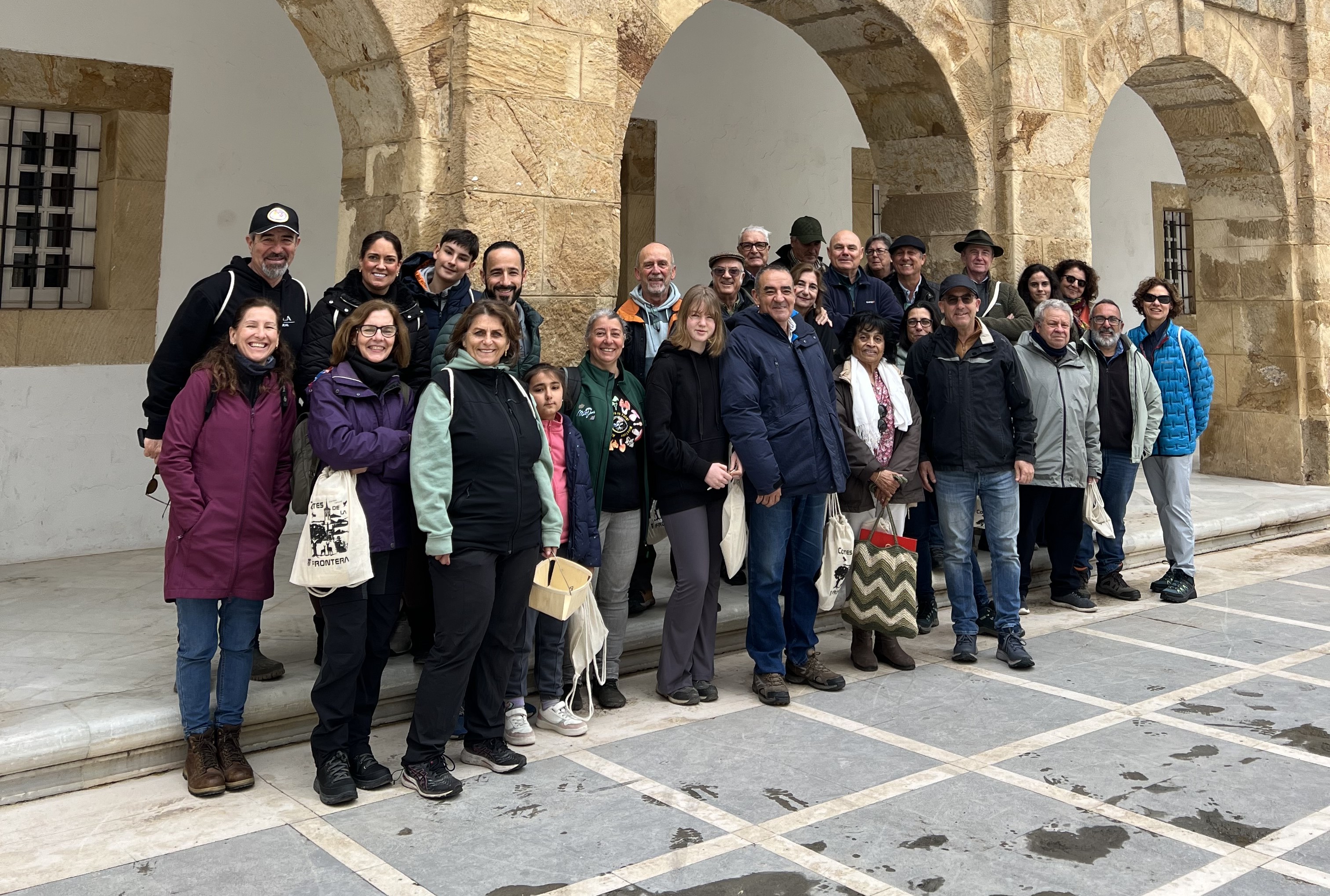 Los veterinarios de la provincia de Málaga en las puertas el Ayuntamiento de Cortes de la Frontera.