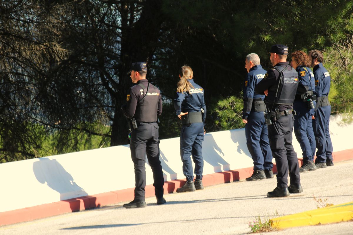 Numerosos efectivos policiales pienan el pinar de la Dehesa en busca de indicios.