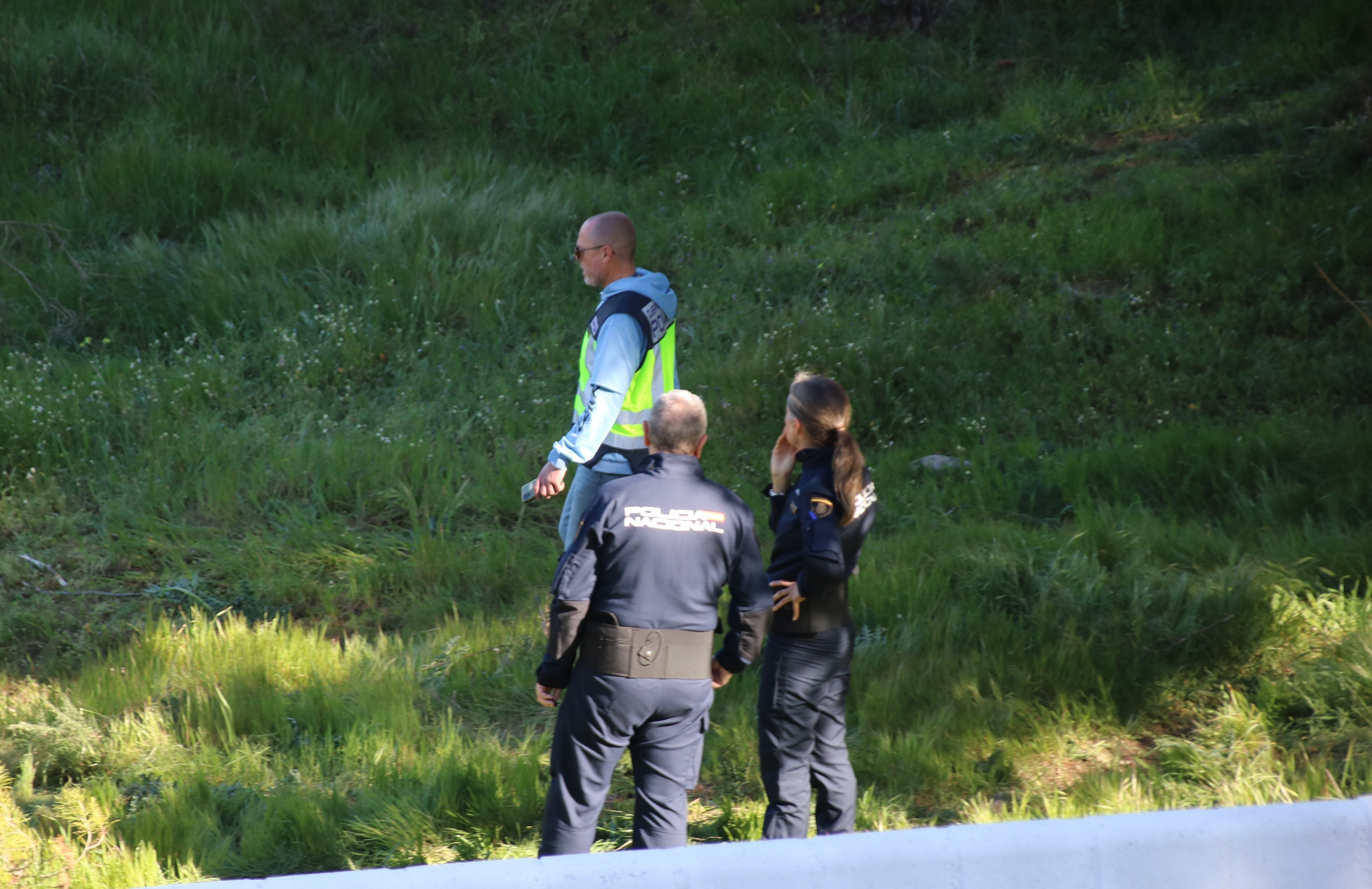 Efectivos de la Policía Nacional rastreando el pinar de La Dehesa en busca de pruebas.