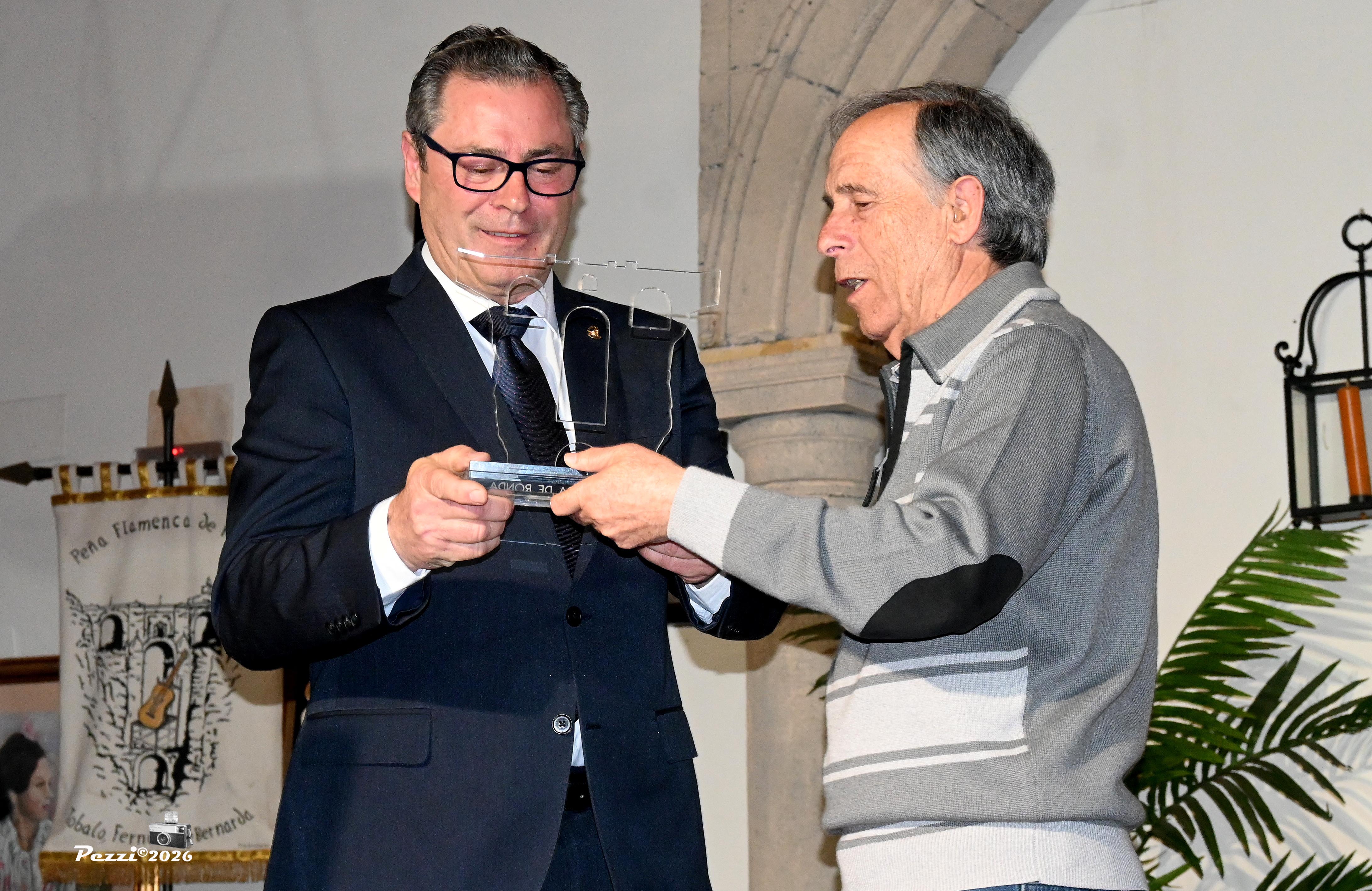 El pregonero del concurso, Rafael Carrasco, recibió un recuerdo por parte de la Peña Flamenca. Foto Pezzi.