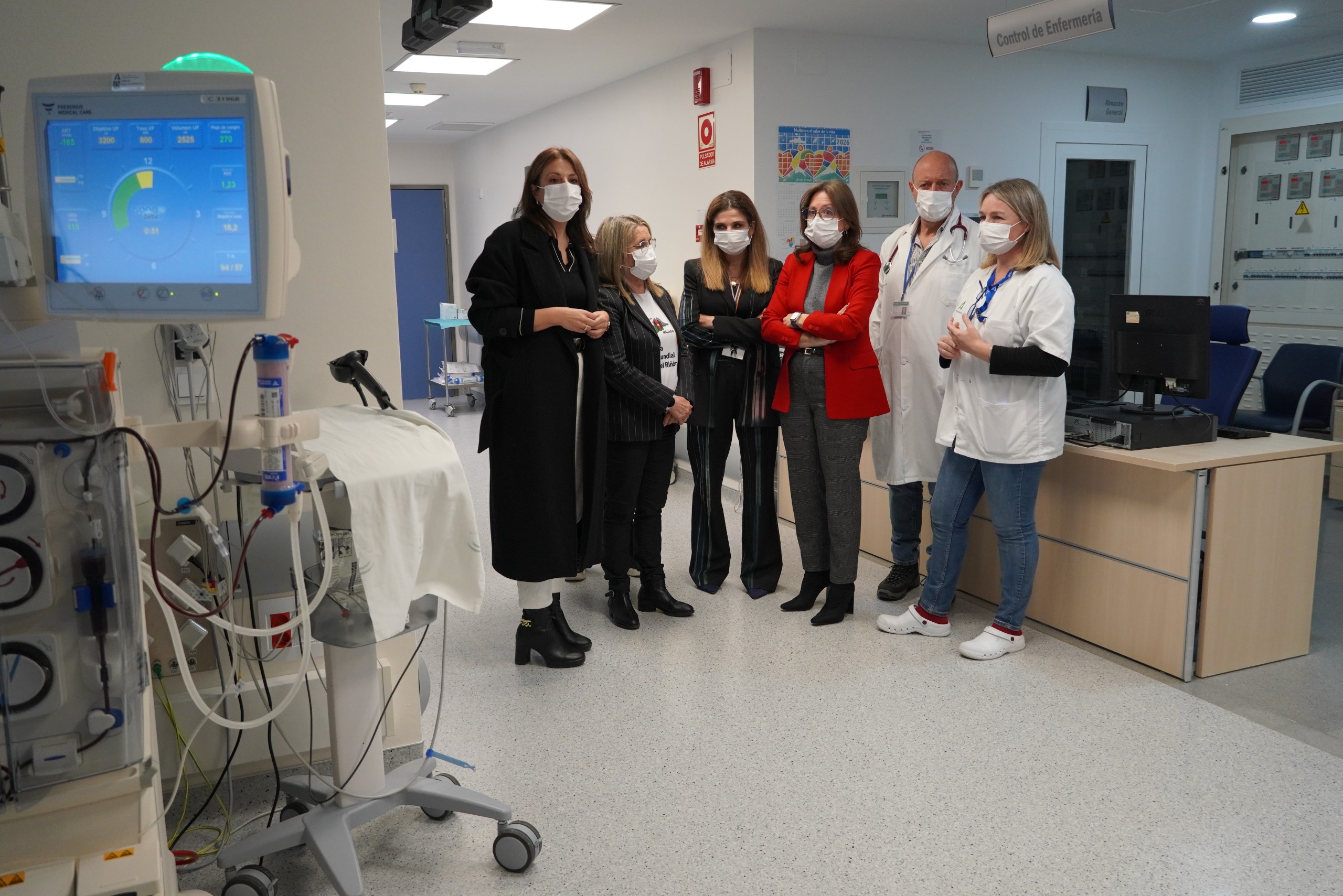 La Delegada de la Junta y la alcaldesa han visitado la nueva sala de homdiálisos del Hospital de la Serranía.