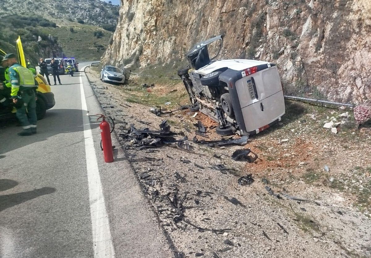 Una furgoneta ha volcado tras colisionar con dos turismos.
