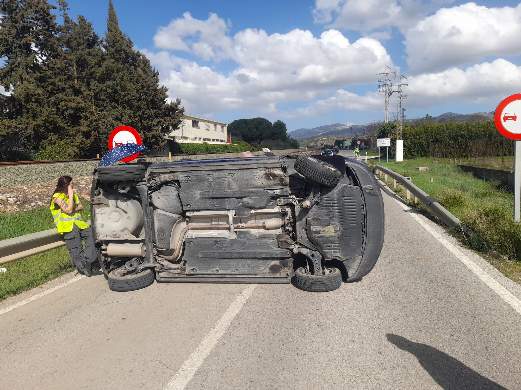 Una mujer resulta herida tras volcar el turismo en el que viajaba en la carretera Ronda-El Burgo