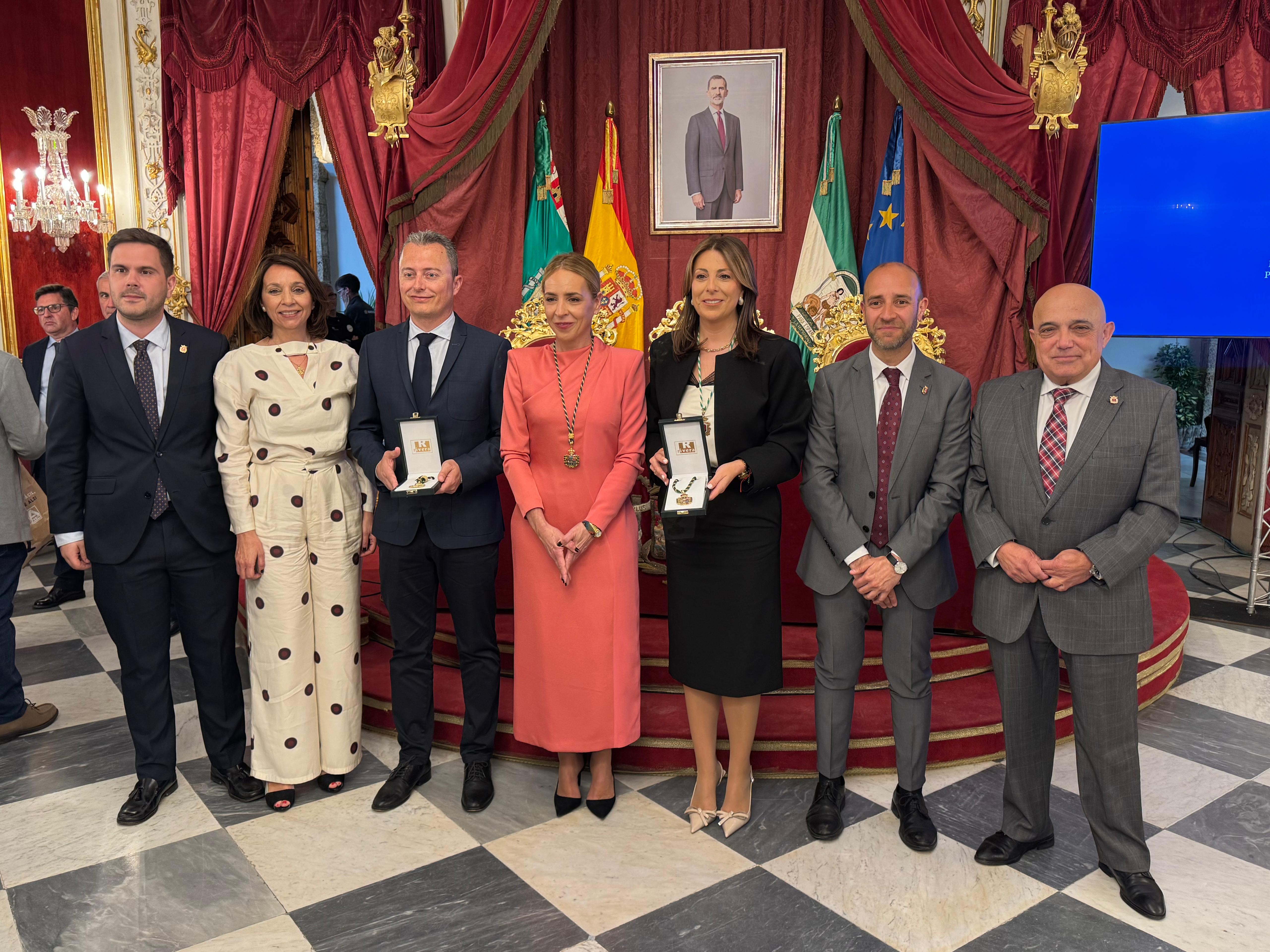 La alcaldesa rondeña, junto a la presidenta de la Diputación y los regidores de Zahara de la Sierra y de Grazalema.