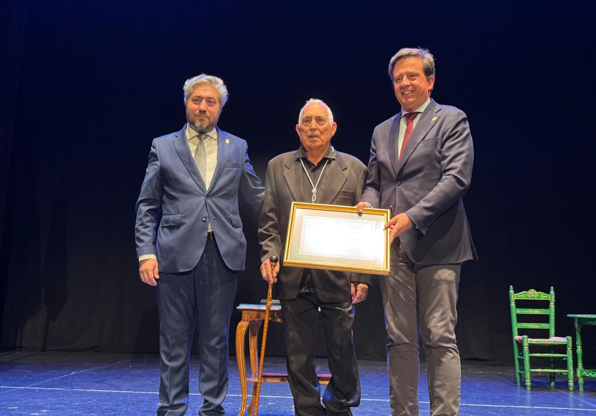 Momento en el que el alcalde de Lucena le entrega la distinción al cantaor.