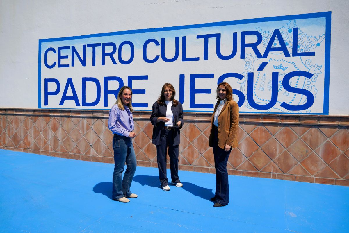 La alcaldesa junto a las concejales de Obras y de Talleres Socioculturales ha visitado el nuevo centro cultural.