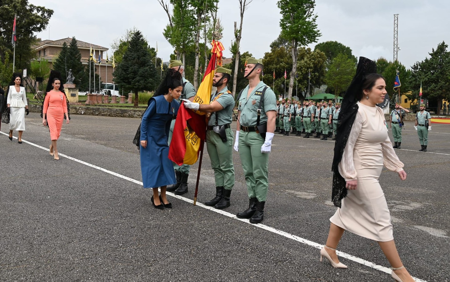 Las Damas Goyescas juran la bandera de España ante un escuadrón de la Legión