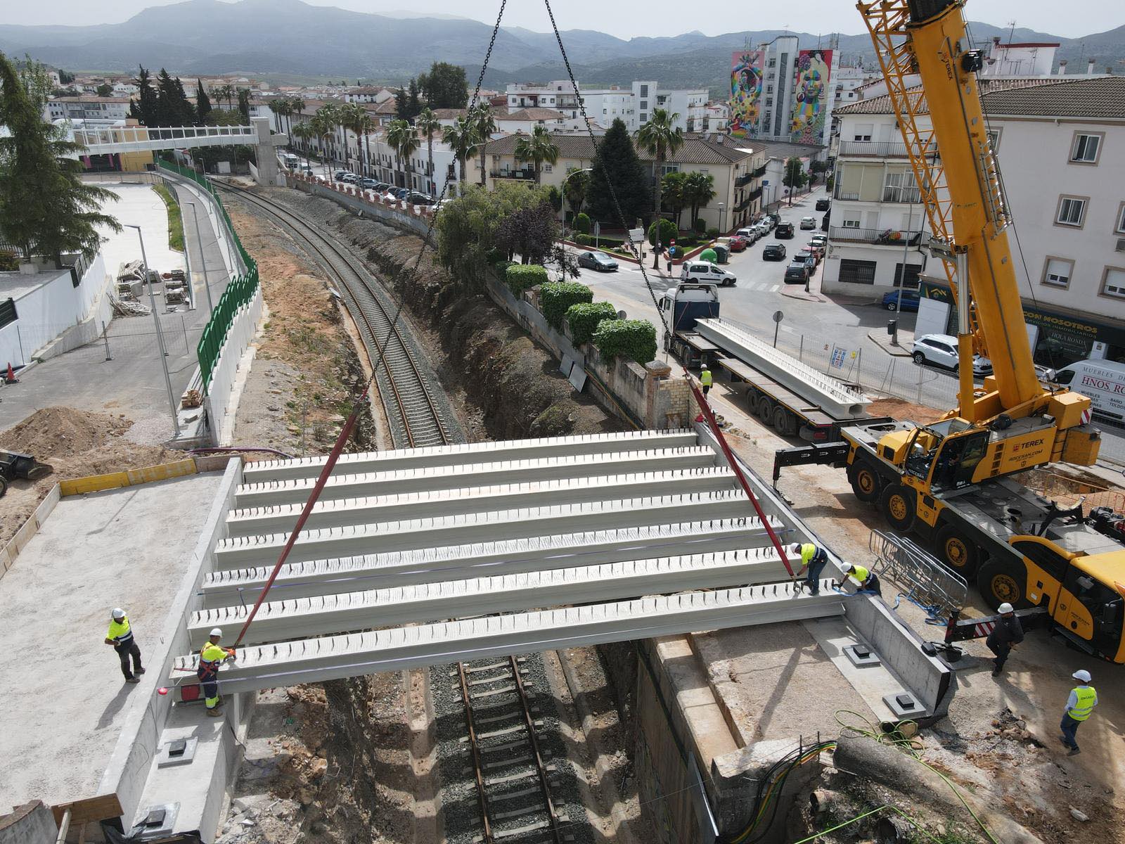 Adif ha colocado hoy la plataforma del nuevo puente de los institutos.