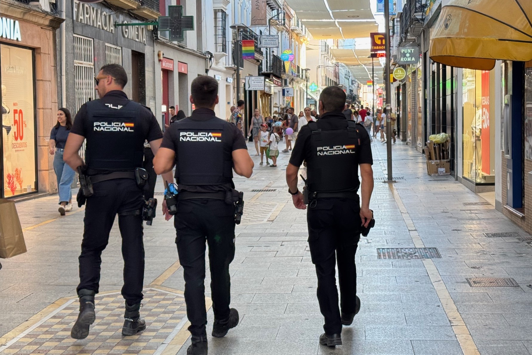 La Policía Nacional detiene a un ladrón que intentó robar la cartera a un ciudadano armado con un palo de grandes dimensiones