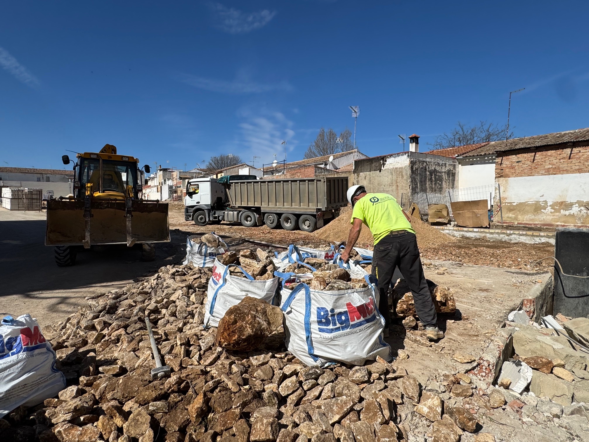 Obras para la creación de una nueva zona de aparcamientos en la barriada de La UVA.