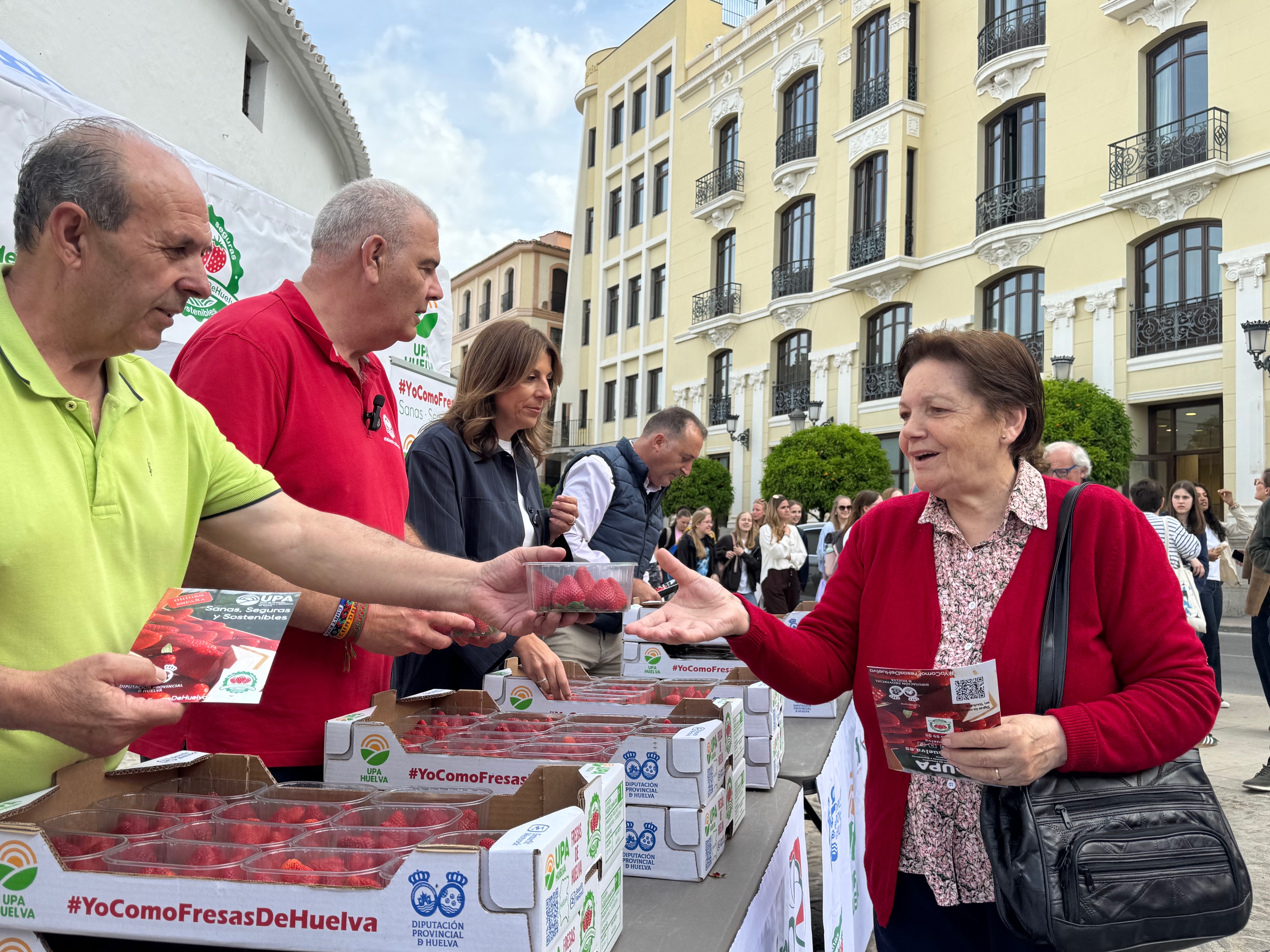 La UPA reconoce la solidaridad de la Ciudad del Tajo durante las borrascas repartiendo mil tarrinas de fresas de Huelva a los rondeños