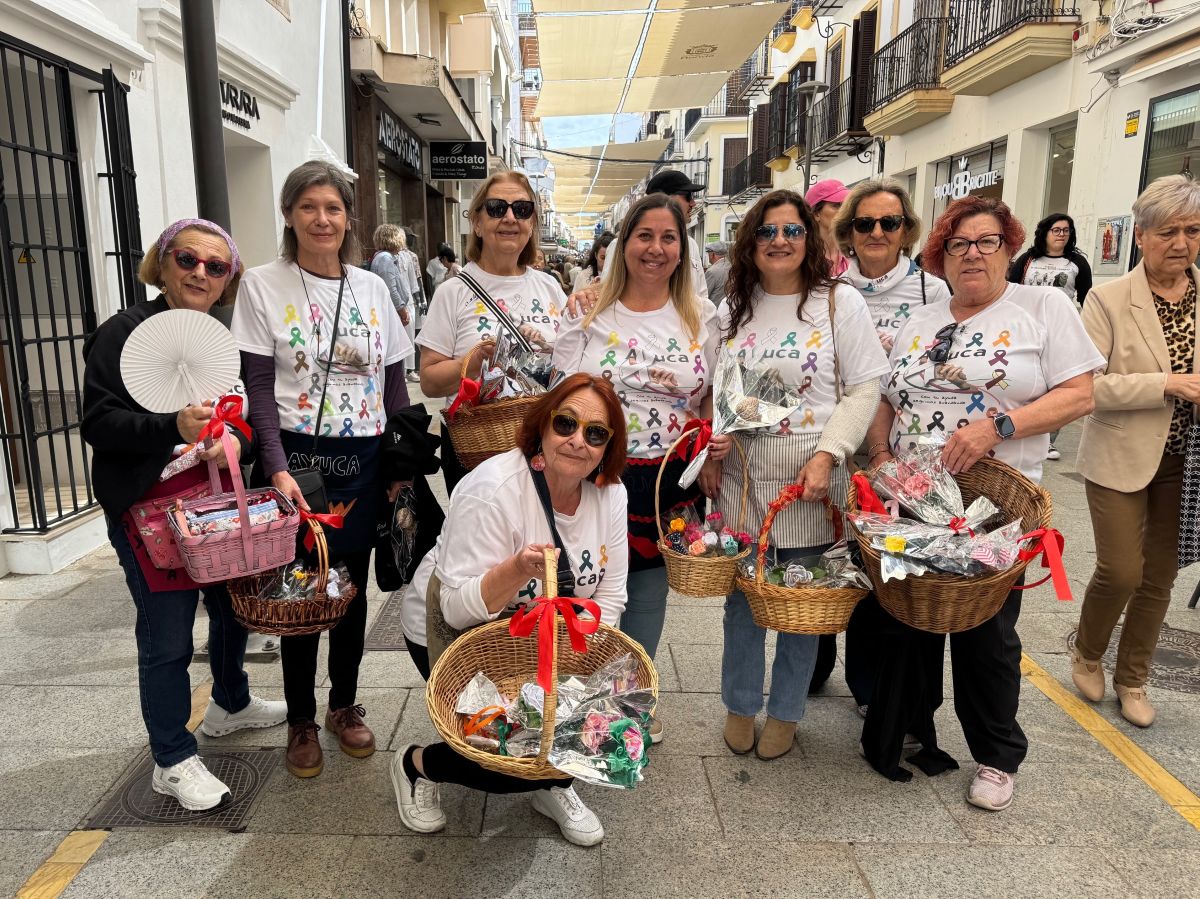 Voluntarias de Ayuca reparten ‘flores solidarias’ por el Día de la Madre
